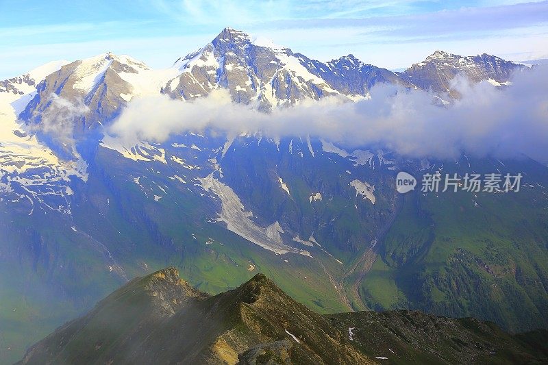 Hohe Tauern雪顶奥地利山脉-泰洛阿尔卑斯戏剧性的云景天空和景观和大格洛克纳山脉